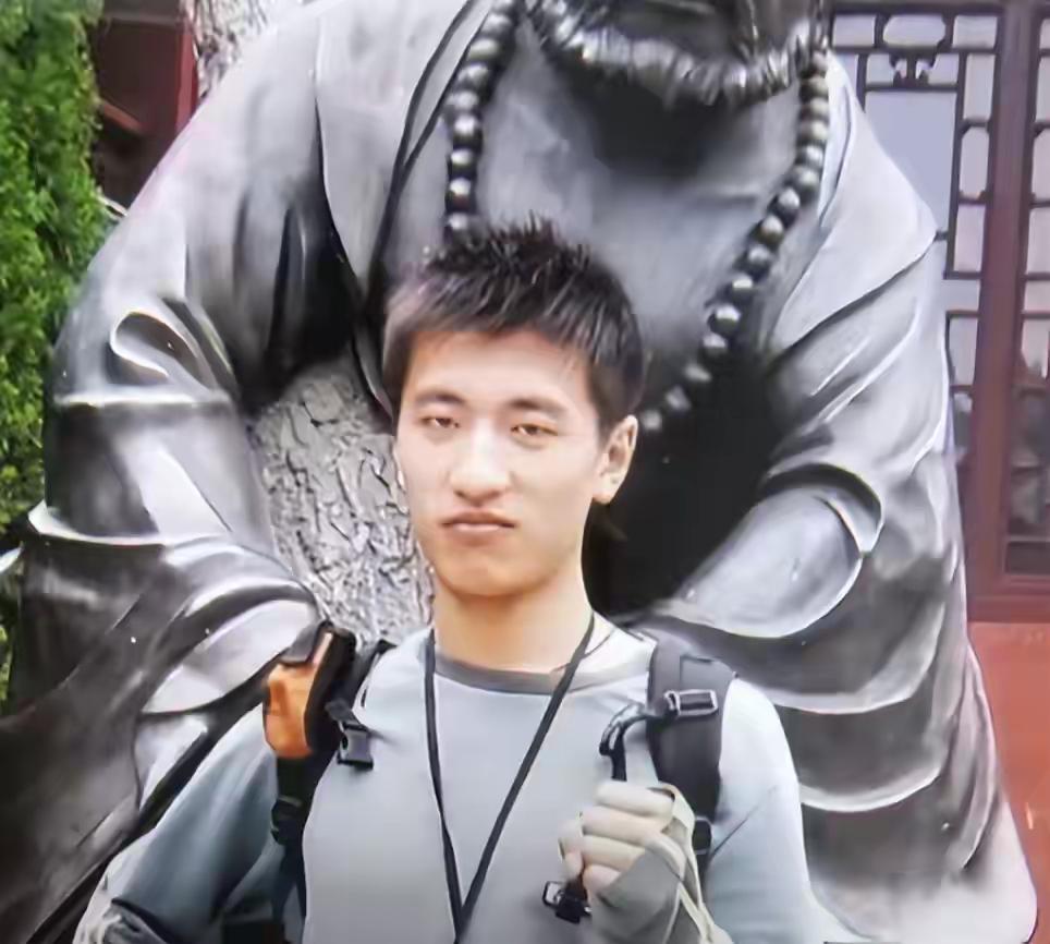 越扒越有！张雪峰去世早有预兆，他的2个不良爱好，或成催命符
近日，网络上出现了一