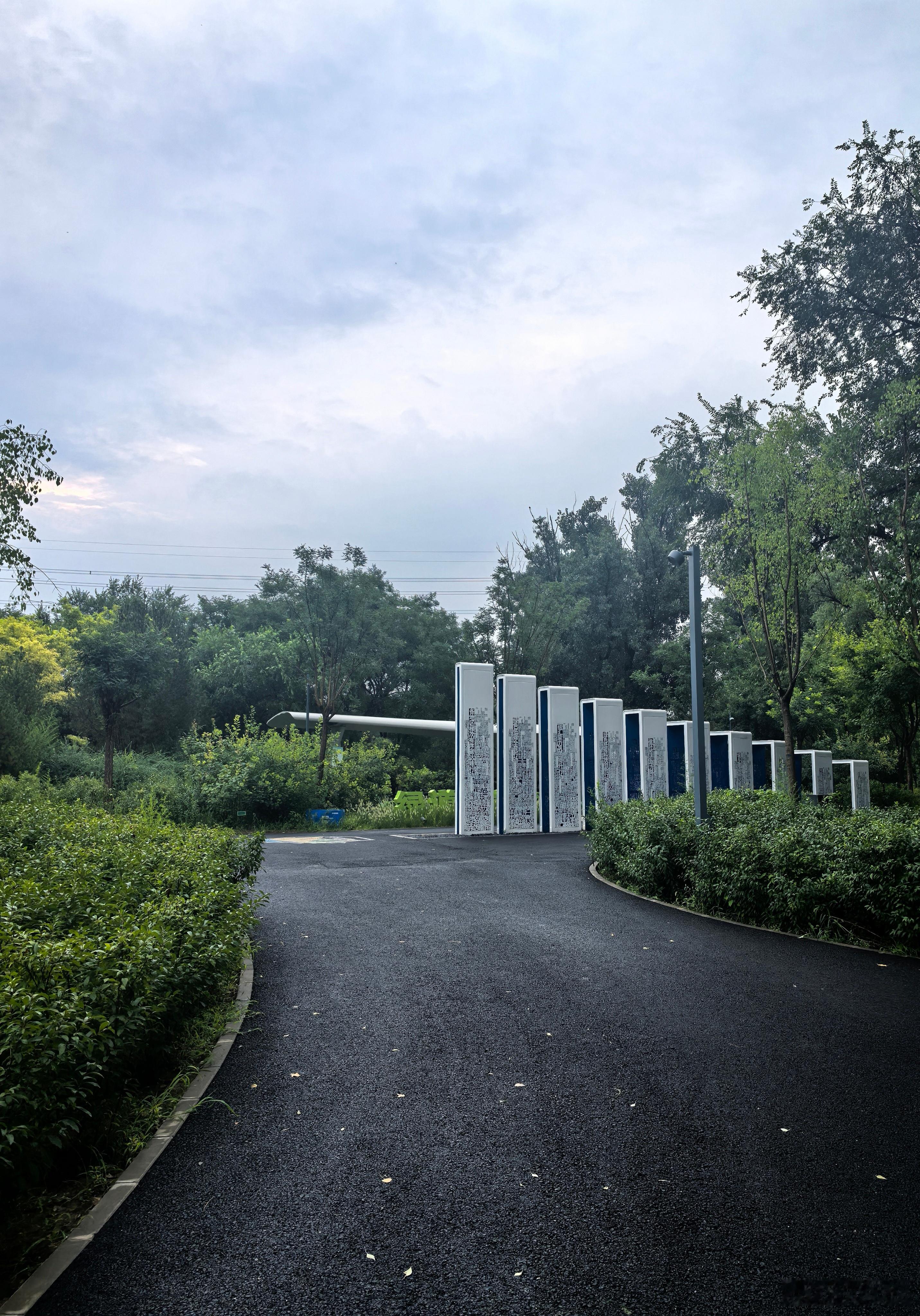 听到：五年前的你手握大量房产惜售的时候，你身边的很多人都卖掉了多余房产，而如今经