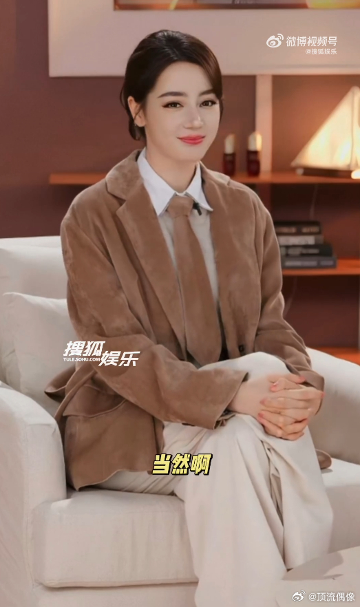 迪丽热巴沉浸式感受观众笑点迪丽热巴以观众视角看钰珑静坐人群之中与大家共赏影片，沉