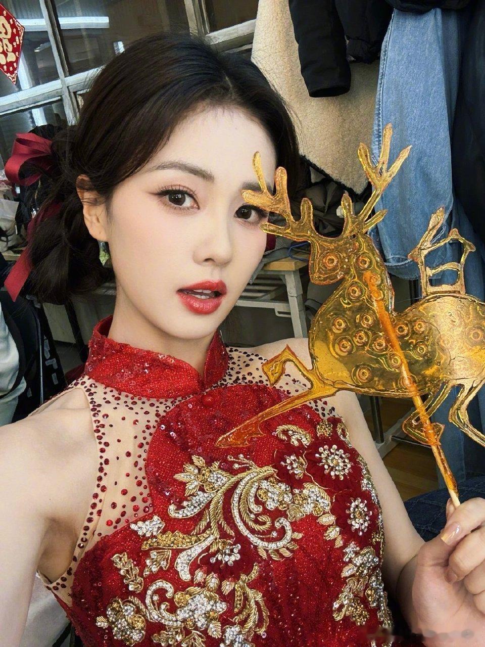 白鹿央视春晚造型出图 谁懂啊！白鹿春晚造型太绝了，一袭华服勾勒曼妙身姿，妆发精致