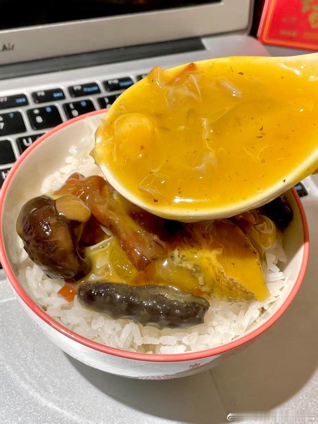 开坛有酒香的鲜汤 鸡汤汆海蚌是另一种鲜的表达，漳港海蚌焯水十余秒，脆嫩弹牙，再浇