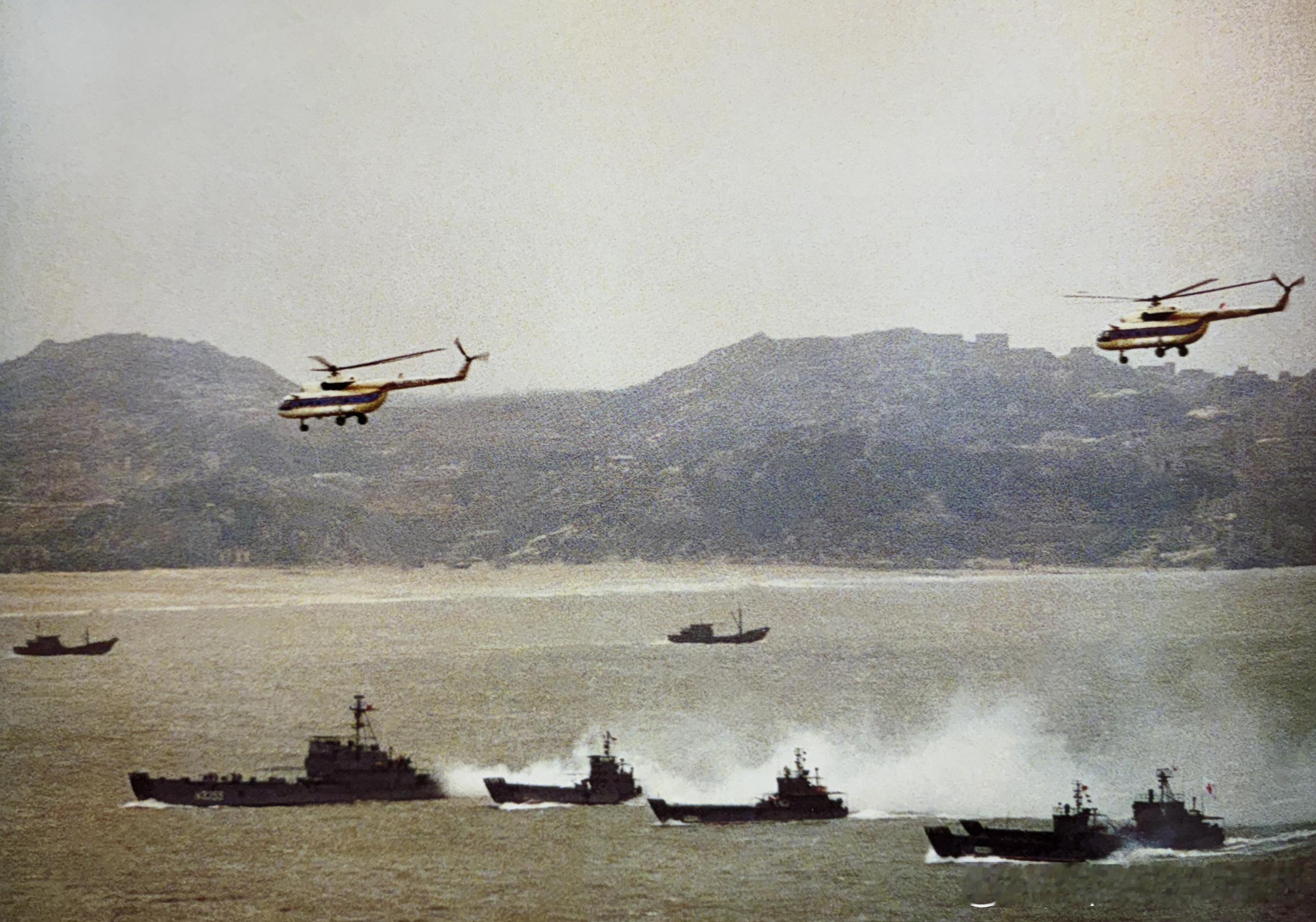 1996年3月南京军区台湾海峡陆海空三军联合演习中武装直升机掩护登陆舰艇输送地面