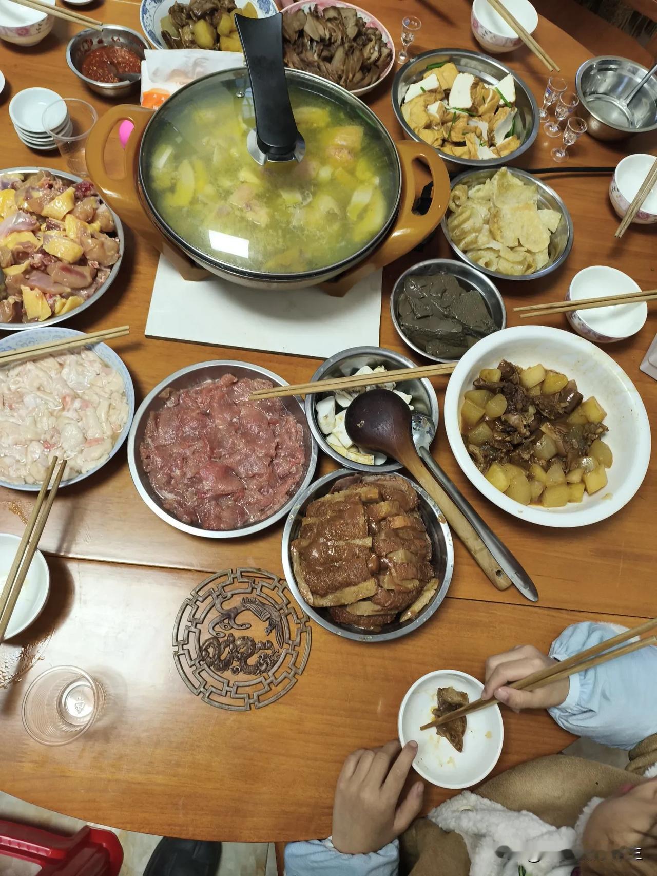 家常火锅，美味满桌，幸福满满！🍲🍺