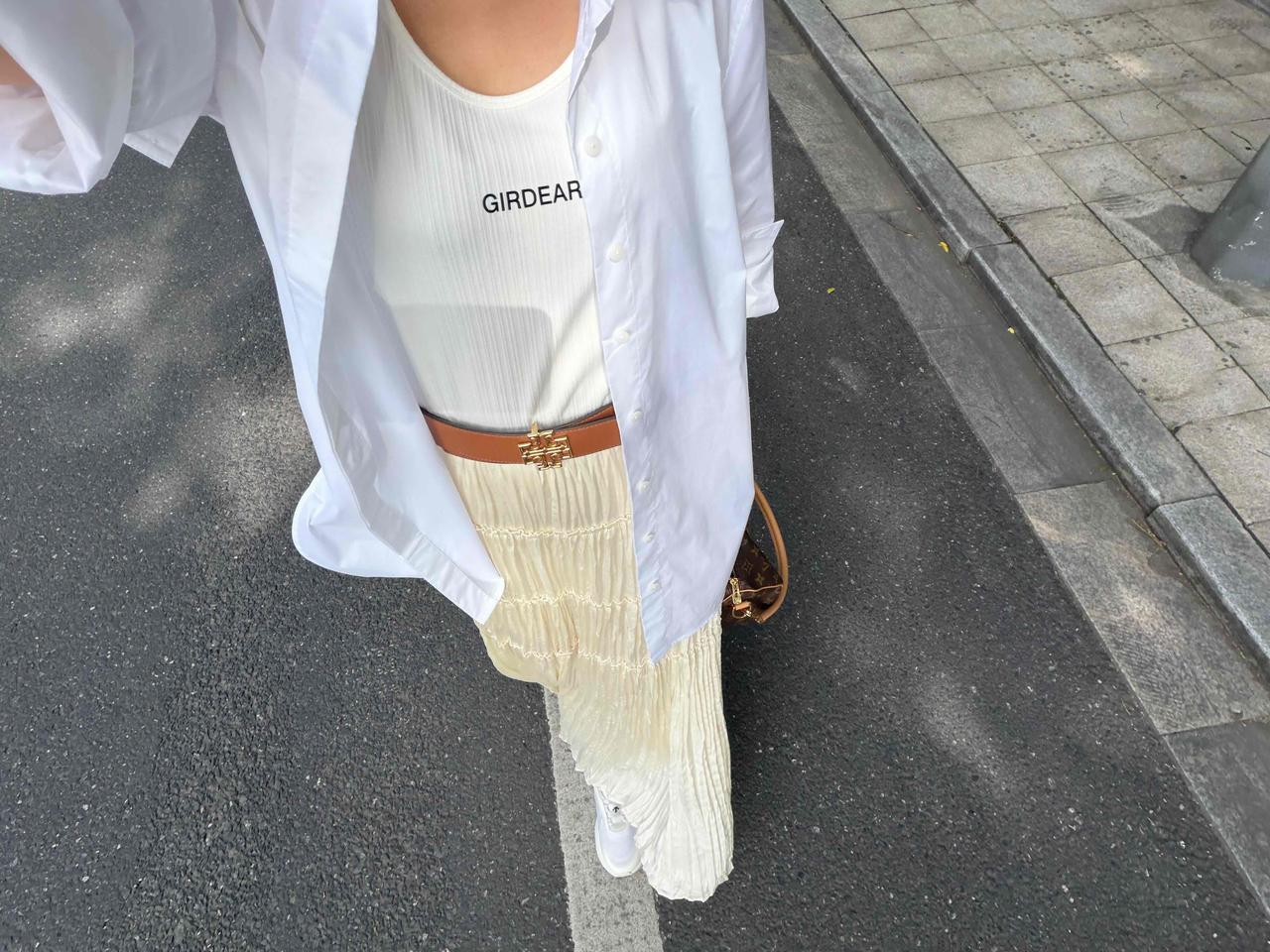 芒种：一边收获，一边栽种。

那个在世俗生活里常常赞美春花秋月之人，已获岁月的馈