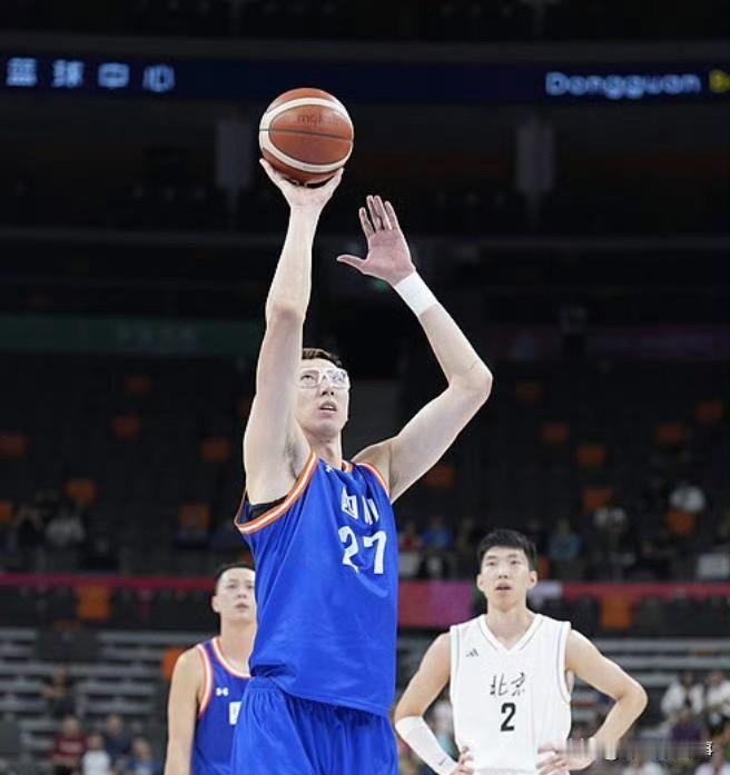 四川男篮也猛了吧！在结束的四分之一决赛中，四川男篮以89-76战胜北京男篮，率先