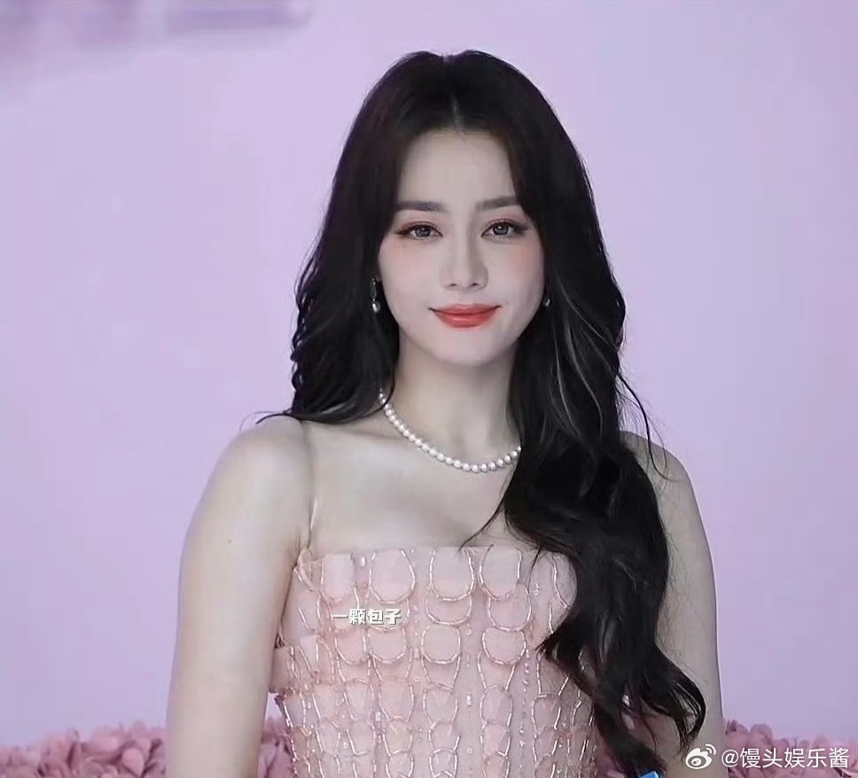 迪丽热巴、古力娜扎线下活动图，谁赢了 