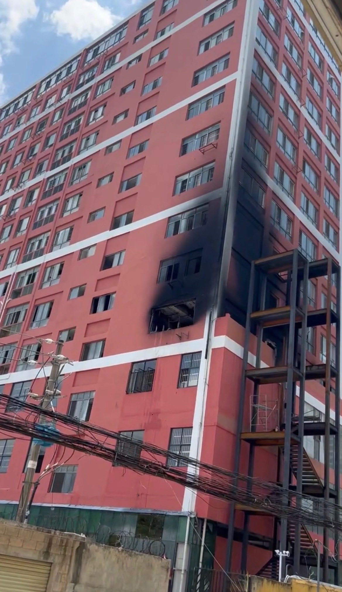 【南宁某学校一在建工地发生火灾】8月10日中午12时许，广西动力技工学校（南宁）