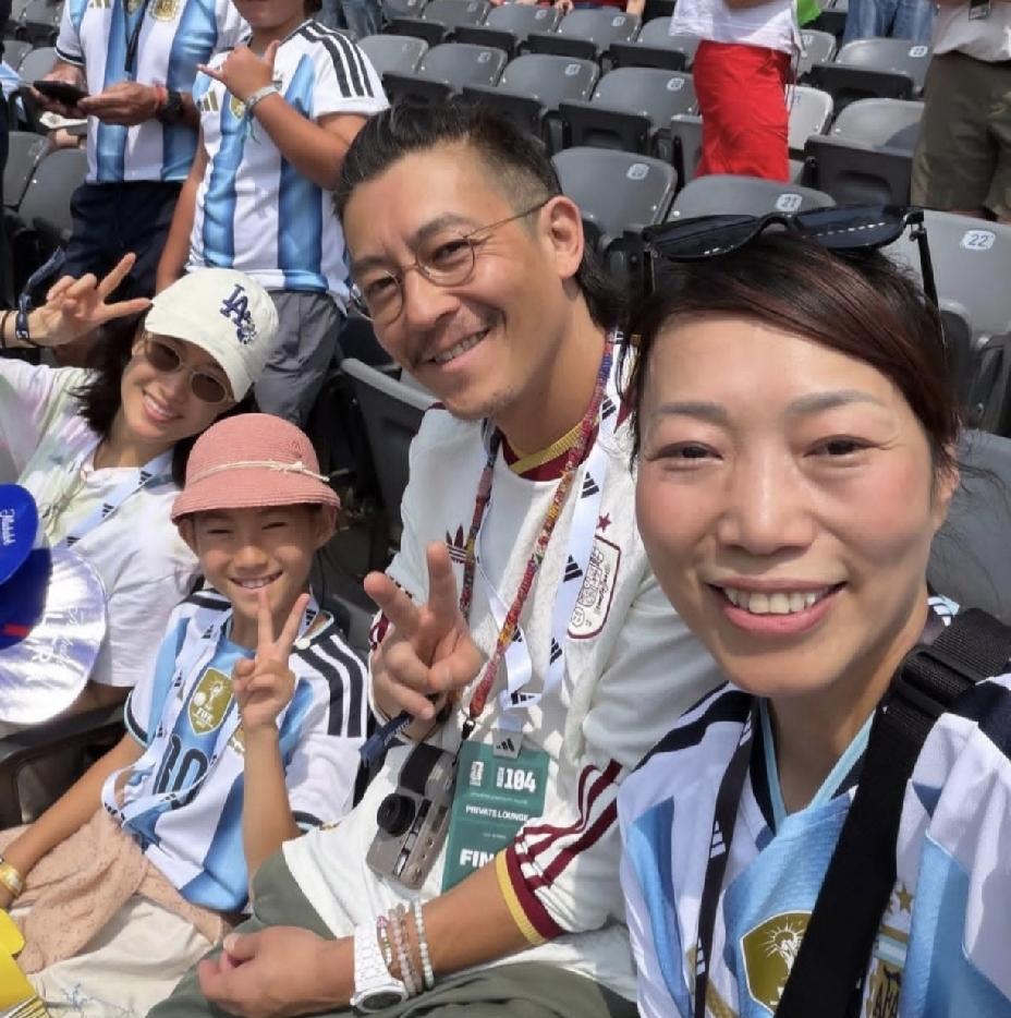 谁说陈冠希长得像赵本山
 
7月20日中午，网友晒出世界杯赛场偶遇陈冠希的实拍图