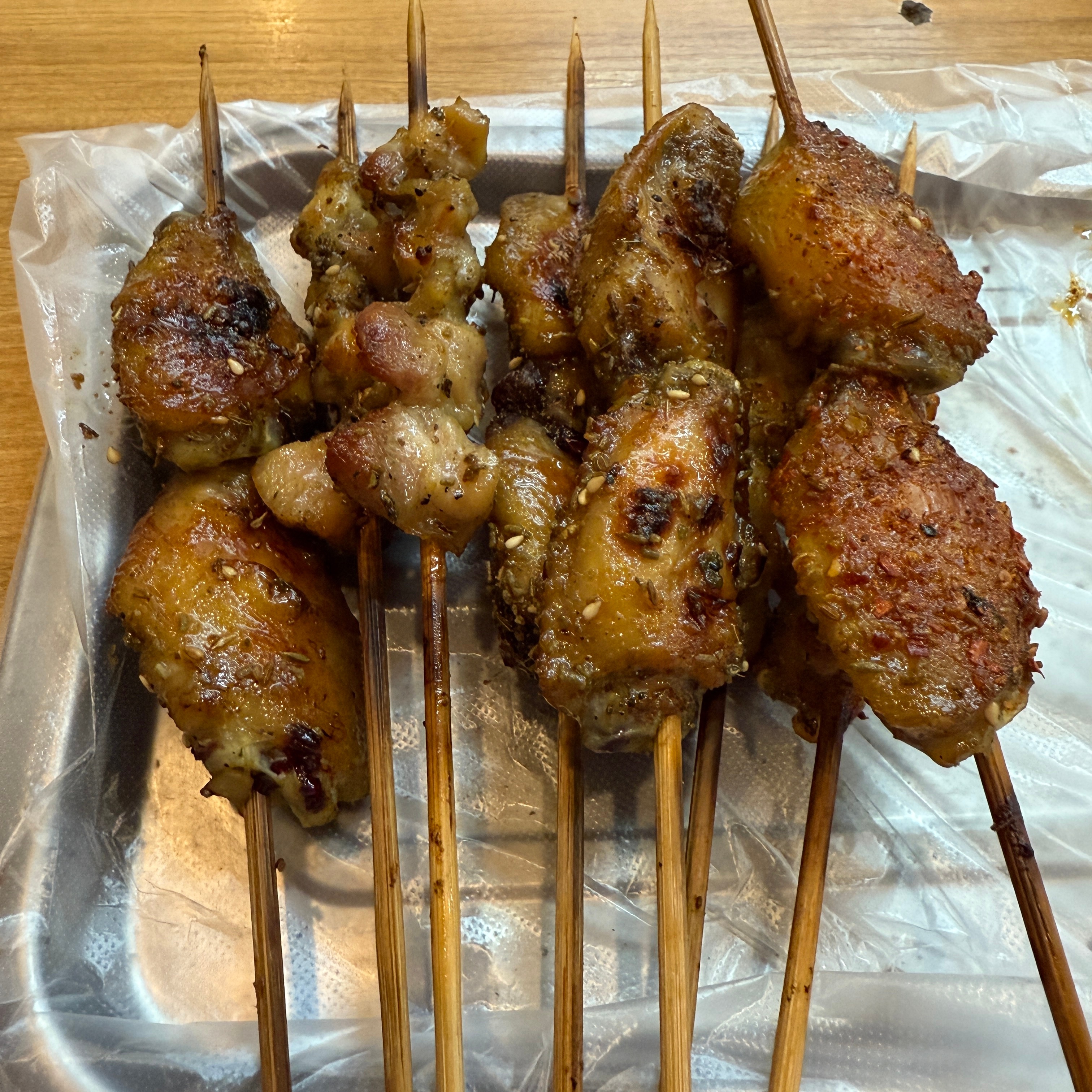 铁铁们今天夜宵吃烤鸡翅膀子，随机抽俩铁铁一人一串鸡翅，评论即可抽🧧 ​  ​​