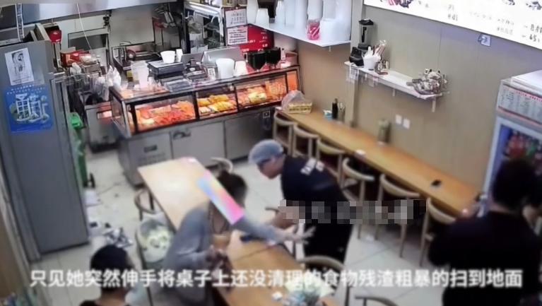 下雨天，一对情侣来饭店躲雨，店员忙着收拾桌子没招呼，女子突然就失控了。更可怕的是