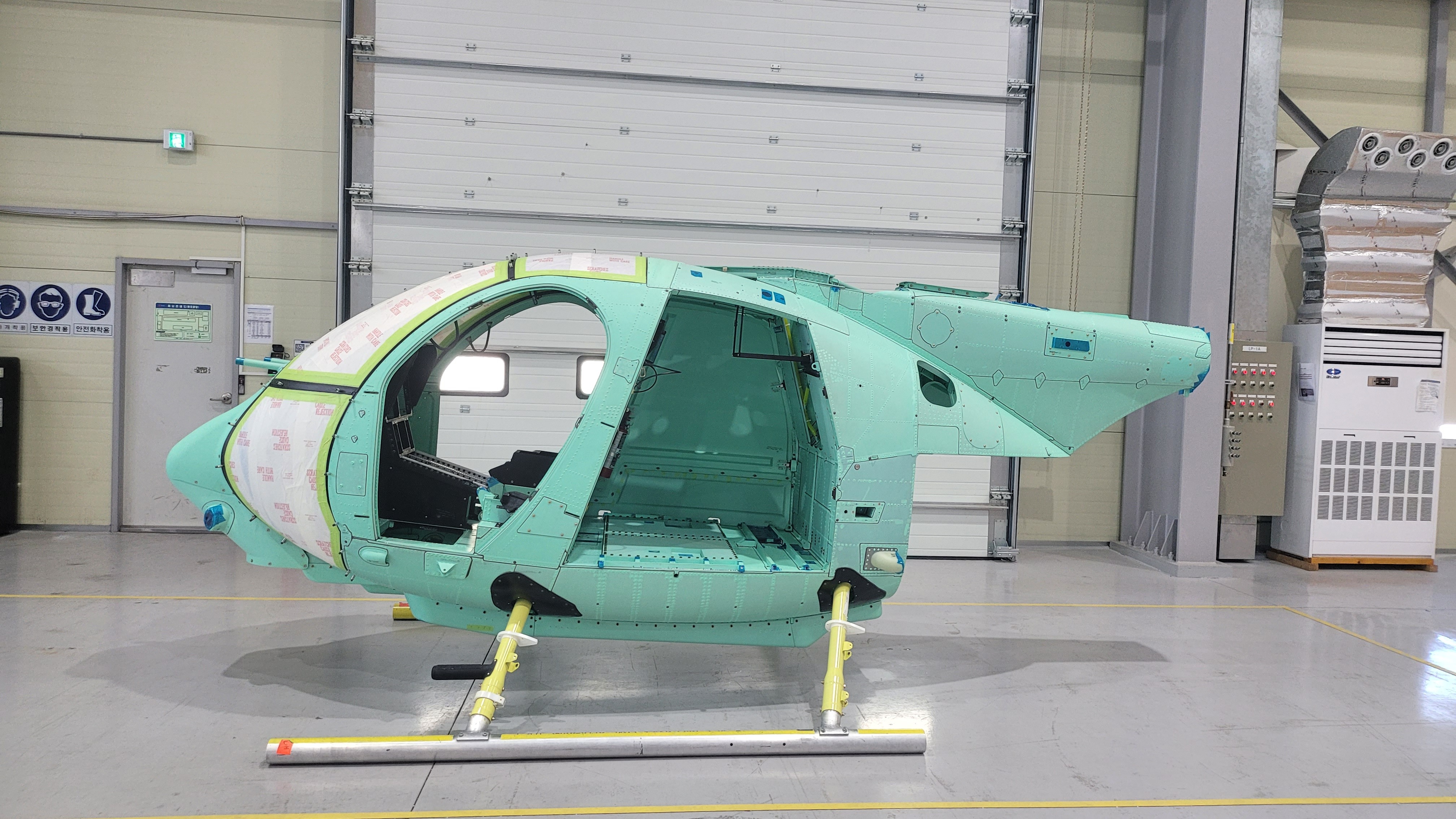 韩国航空航天工业公司（KAI）交付首个 AH-6I武装侦察直升机机身 ​​​