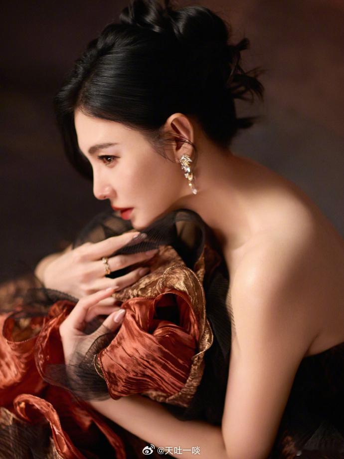 一袭棕裙宛若女王 低头垂眸眼神柔和——张雨绮 。每日明星美图分享