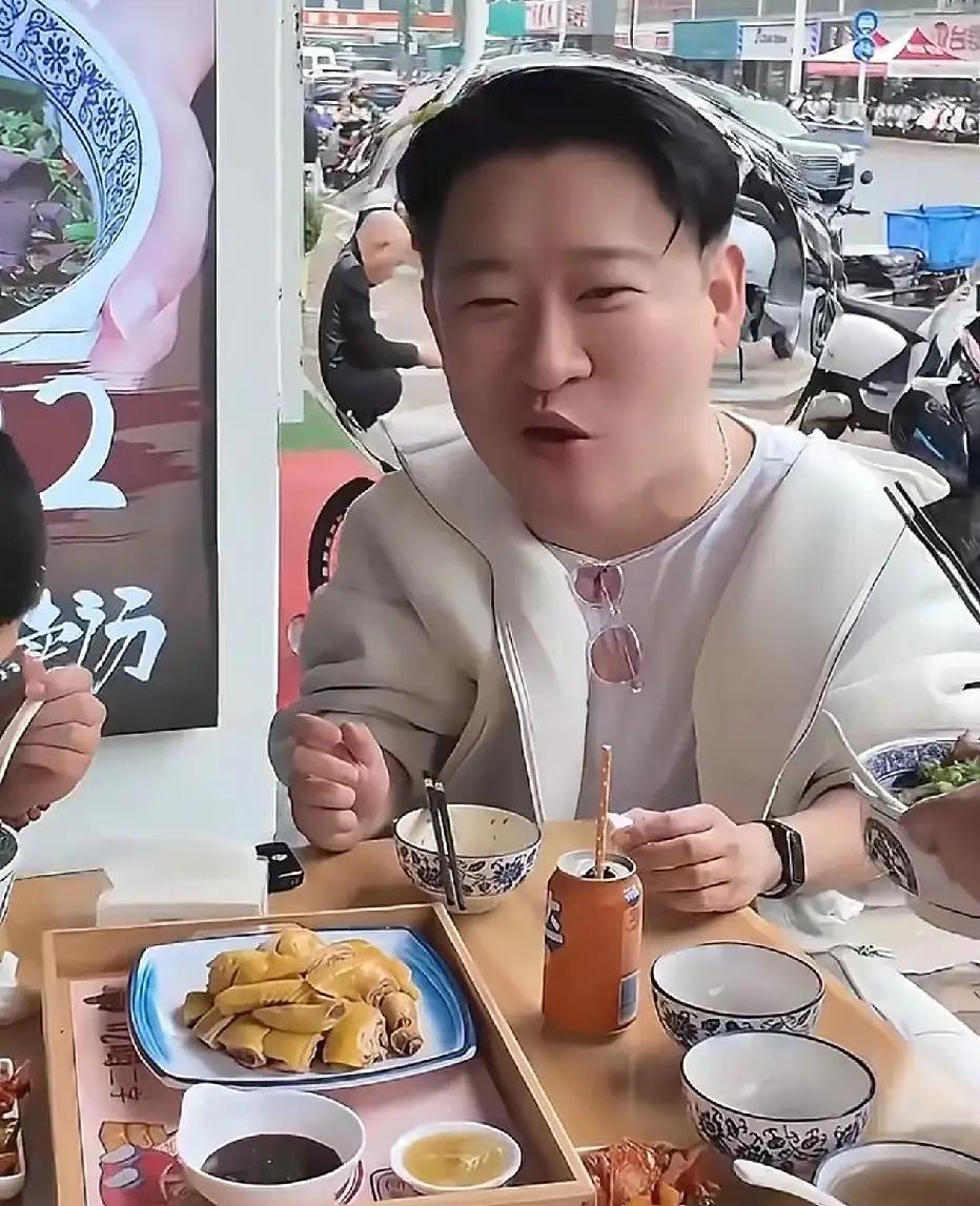 【著名相声演员曹云金被路人认出，依旧无法摆脱郭德纲的影子，对此你怎么看？】
近日