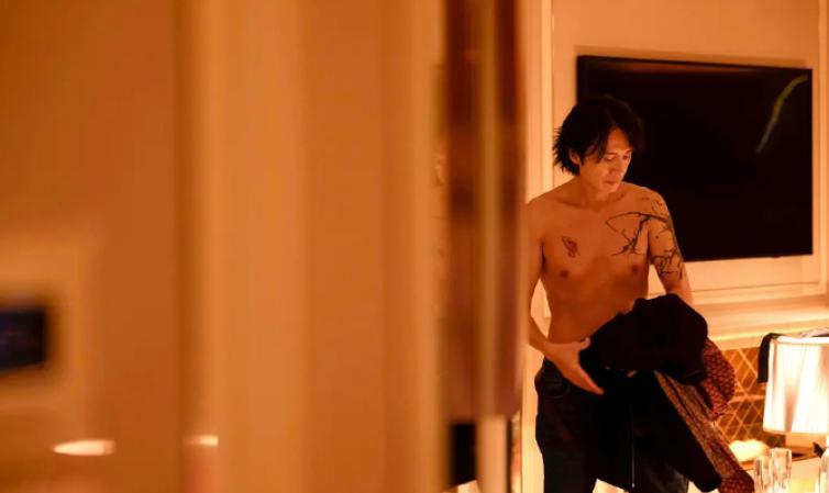 大家看《夜王》了吗？黄子华65岁了，直接在片里浅秀了一把上半身——肩线利落，胸肌