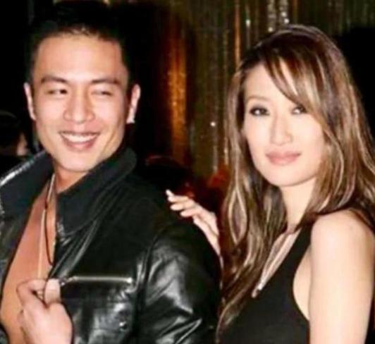 2002年，李玟在拍摄MV时，一眼看中了安志杰，两人迅速坠入爱河。可热恋没过多久