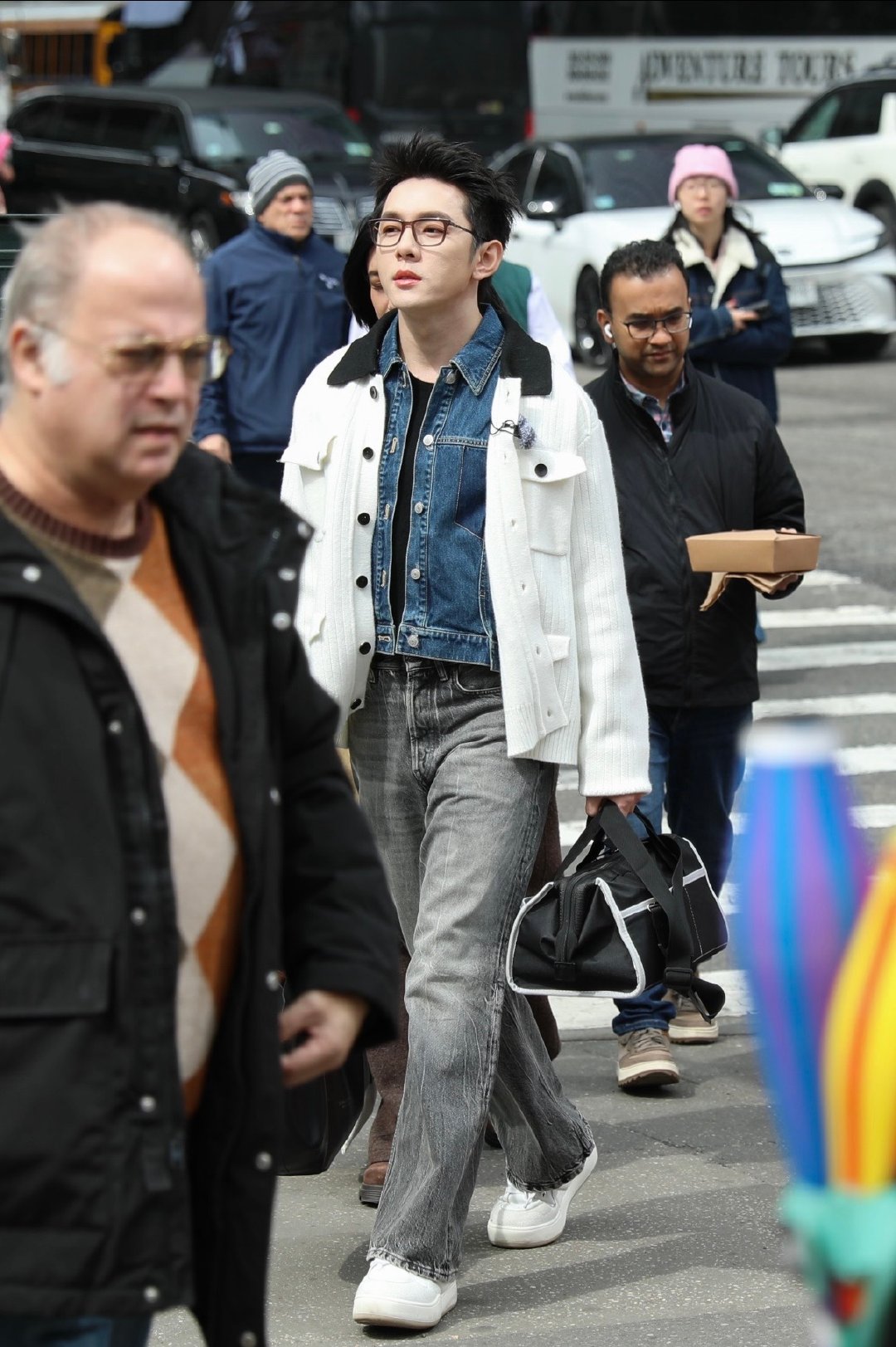 李佳琦送完你的送你的合伙人街头偶遇暖心瞬间 李佳琦从包里不停往外派送好物 