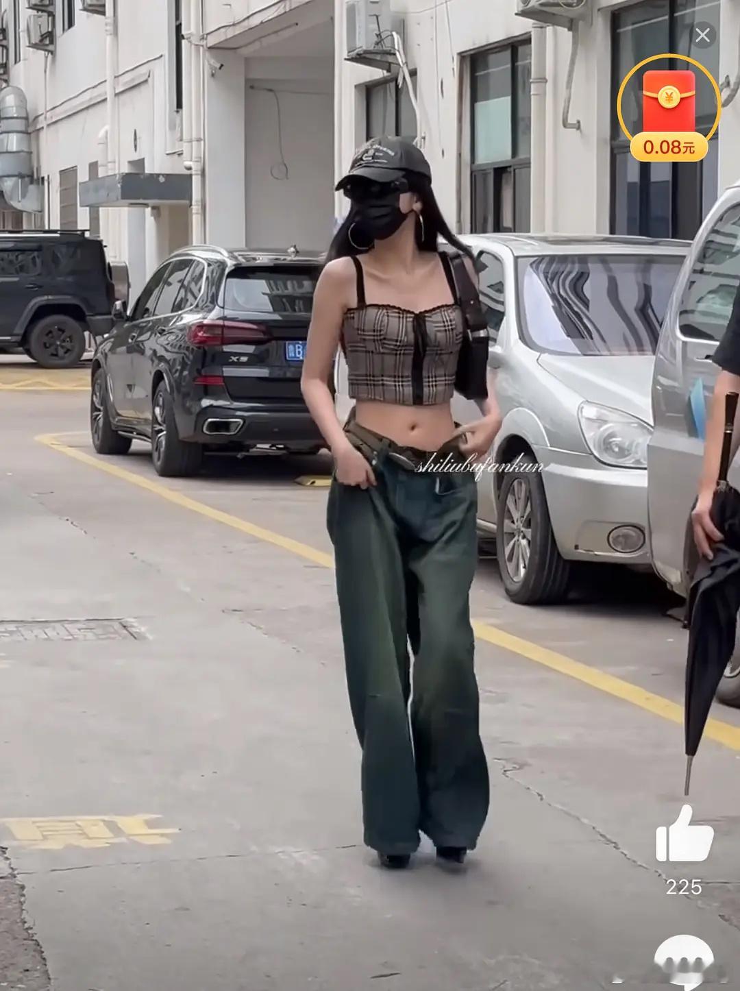 虞书欣真的好爱这种风格的穿搭，真的毫无美感，对于普通人来说也没有参考价值 ​​​
