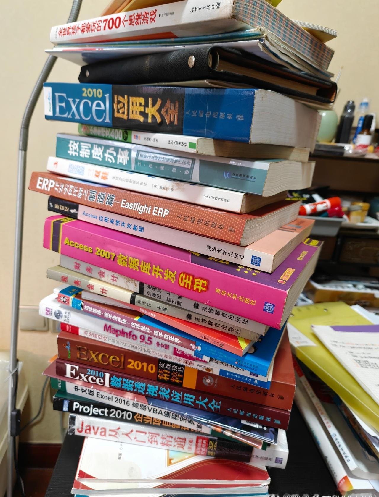 孩子中考完了，让整理一下各种书籍资料，不用的都清理掉。我也顺便整理了一下书架，清
