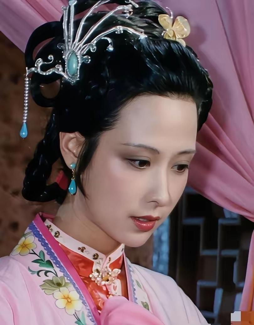 挺美的呀！很妩媚的那种。前些日子从一个评论里看到说，见到她就觉得是个很漂亮的猴子