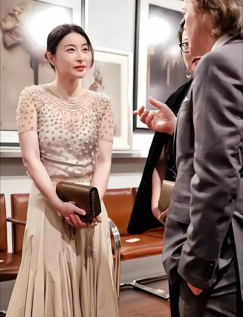 终于知道香港富豪太太圈为啥排挤郭晶晶了！不是嫌她出身不够老牌豪门，也不是怪她不懂