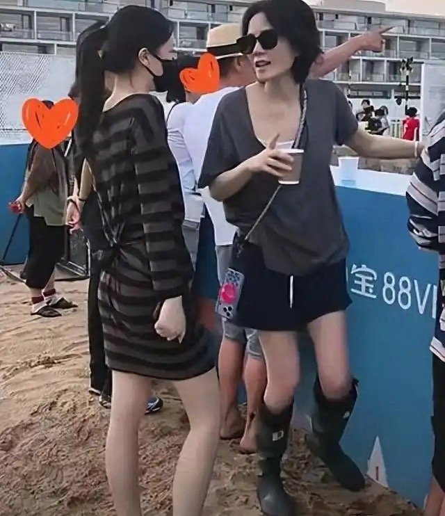 王菲带两个女儿在阿那亚，前夫窦唯也在，她穿着短裤露出一双长腿 ​​​