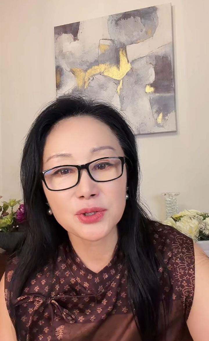 抖音王姬老师正在直播，大家可以去看看，状态又回来了，特别好，谈吐特别好特别知性，