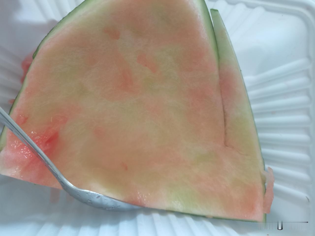 看看我穷到什么地步了！朋友给买的一块儿西瓜，我差点没儿就把皮啃了。

夏季来临这