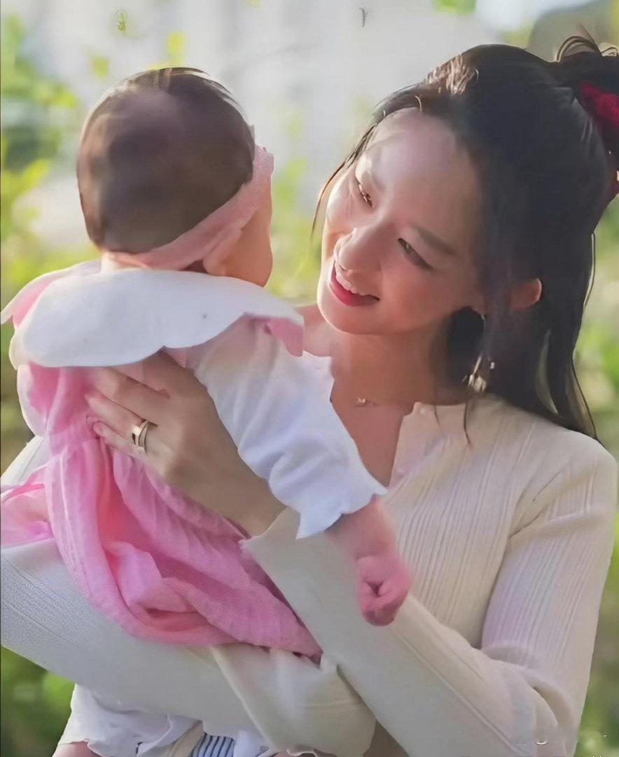 方‏‎‎力申在香港⁠‎给女儿办了场百日宴⁠，小家伙跟‏他长得一模‎一样‎‏，颜值