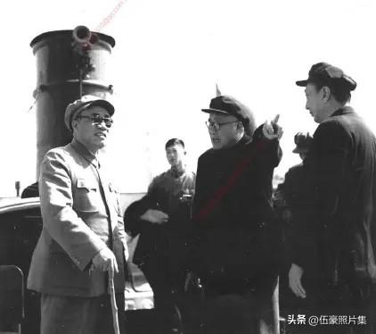 1954年4月23日，朱德同刘伯承在长江航利舰上视察的场景。刘伯承时年62岁，时