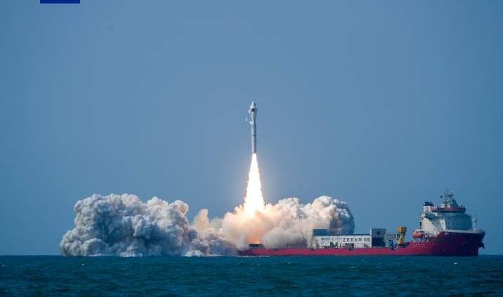 伊朗最大的短板在于没有反卫星武器！
美国大兵压境伊朗，两艘航空母舰形成包围之势，