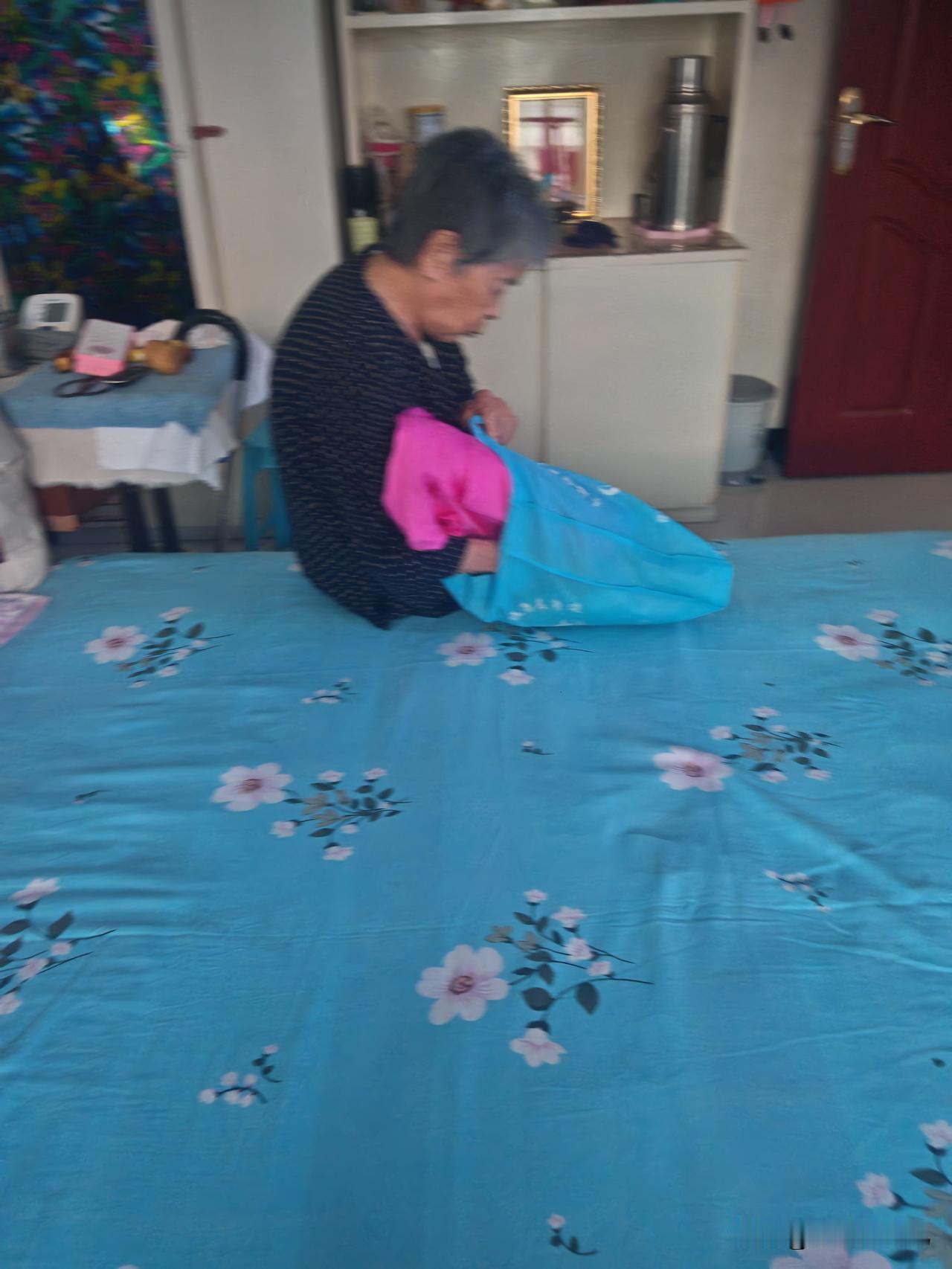 我老公的奶奶，
非要把她的老存货都给我，
一个小老太太，
90岁了，
去年生了一