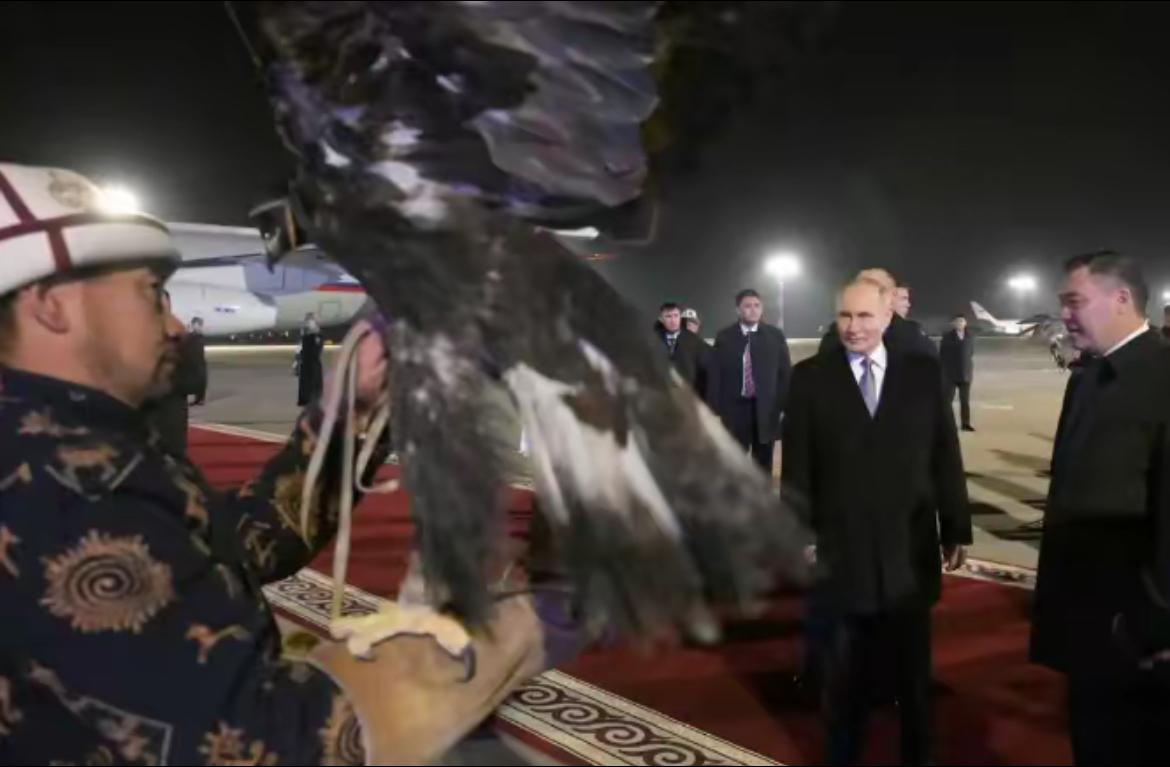 手托金雕、猎犬列队，机场直接支起毡房办“文化盛宴”？普京这趟吉尔吉斯斯坦之行，排