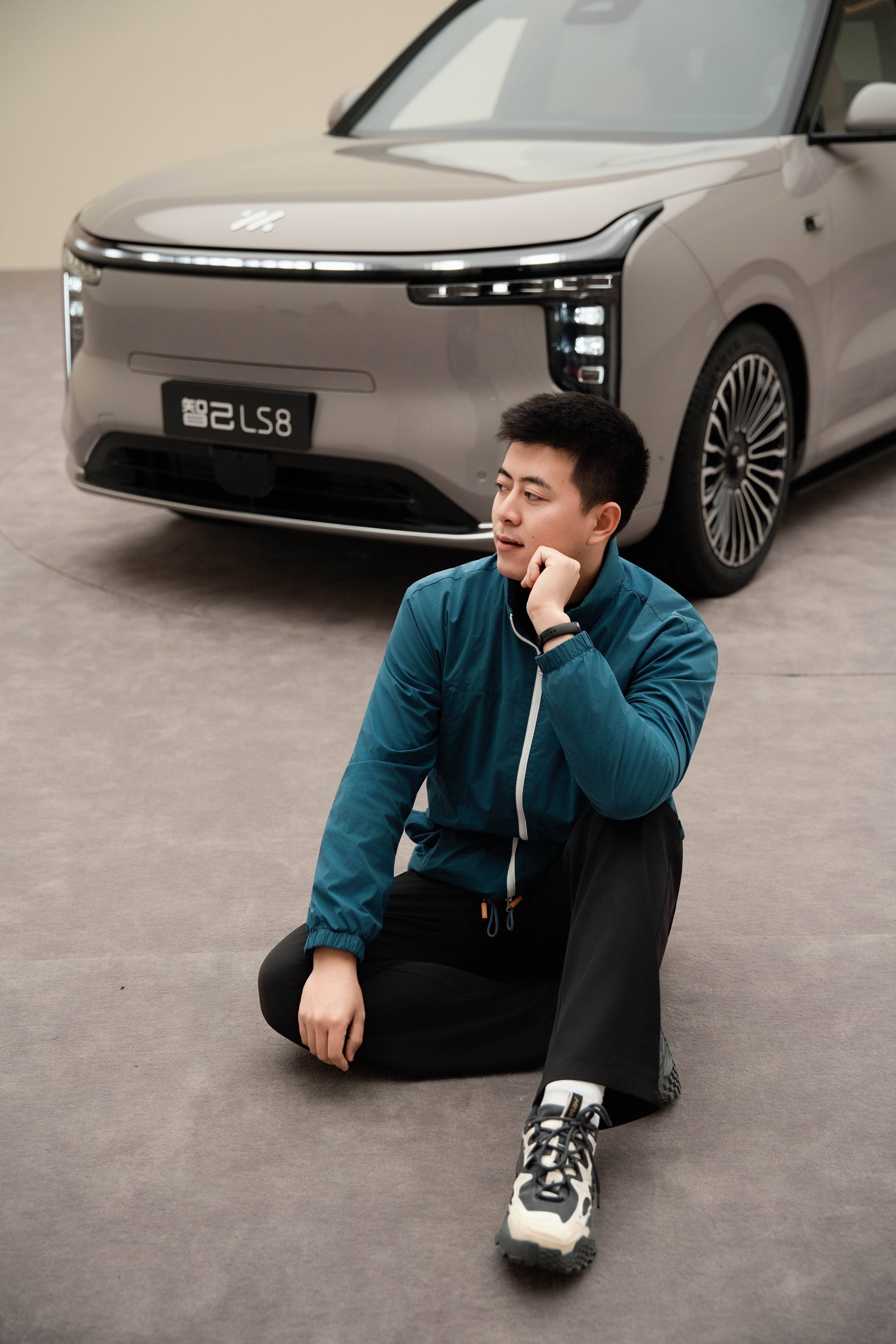 车挺帅，人还差点意思。然后我拍的是五座版，空间巨大！整体外观颜值也要更协调（有小