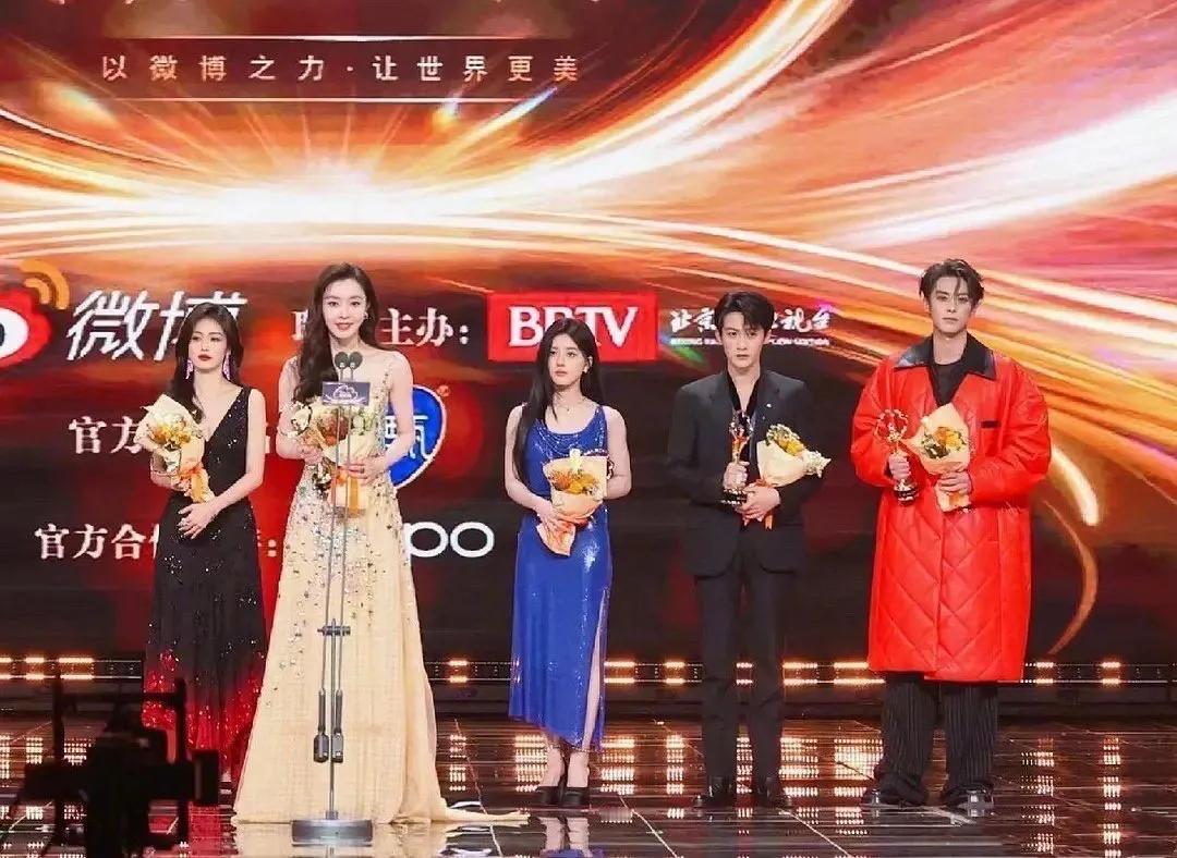 从来没想过宋轶是这么大一只的！！这张每个人的身高都在我的意料之外。