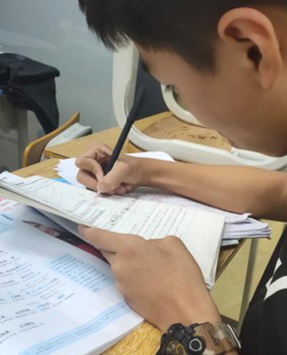 说句实话，倘若家里没有托举和背景，男孩子高中阶段万万不要选文科。

身边有真实的