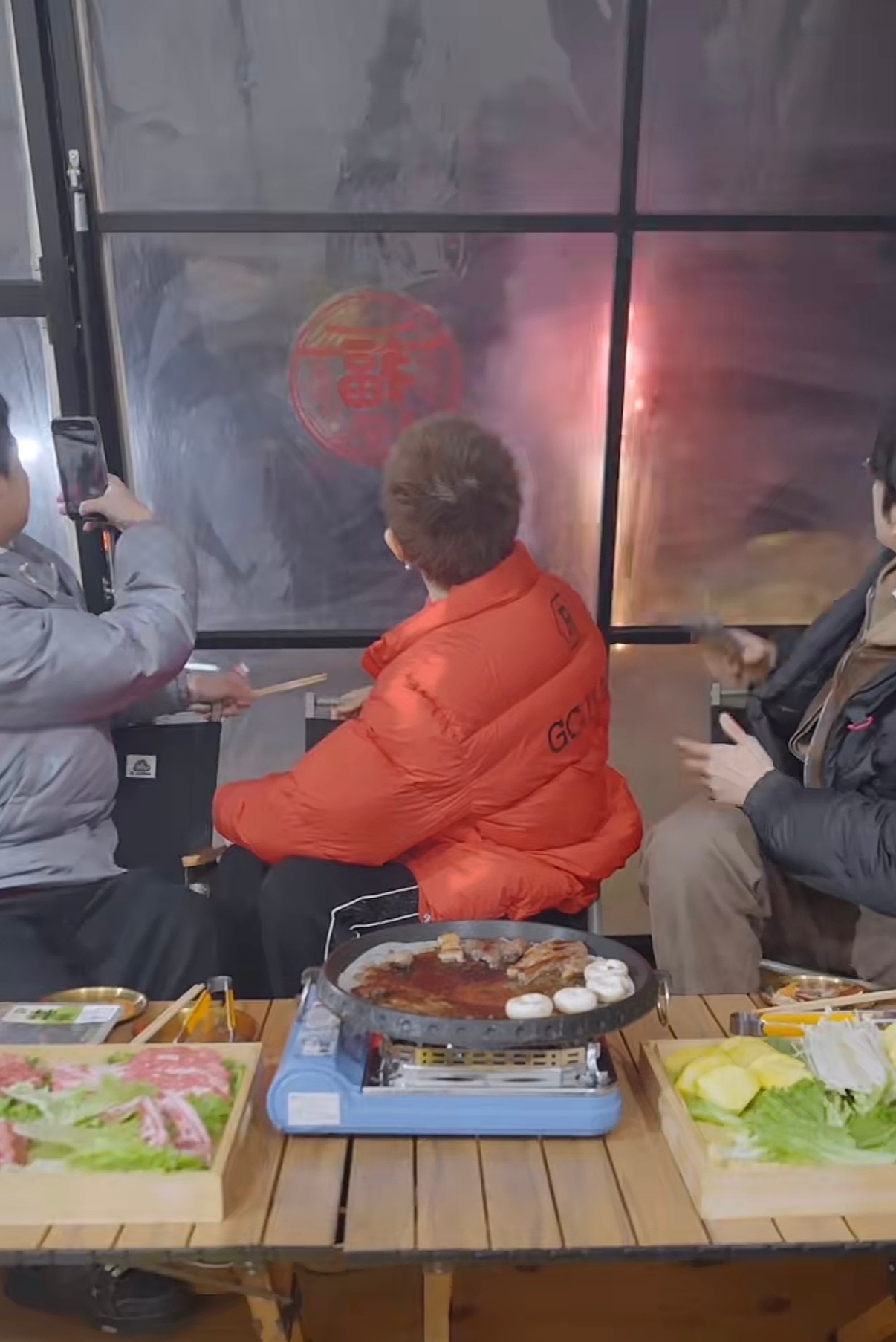 任嘉伦  吃着烤肉、听着音乐、喝着青岛🍺和好朋友看着烟花🎆足矣～ 