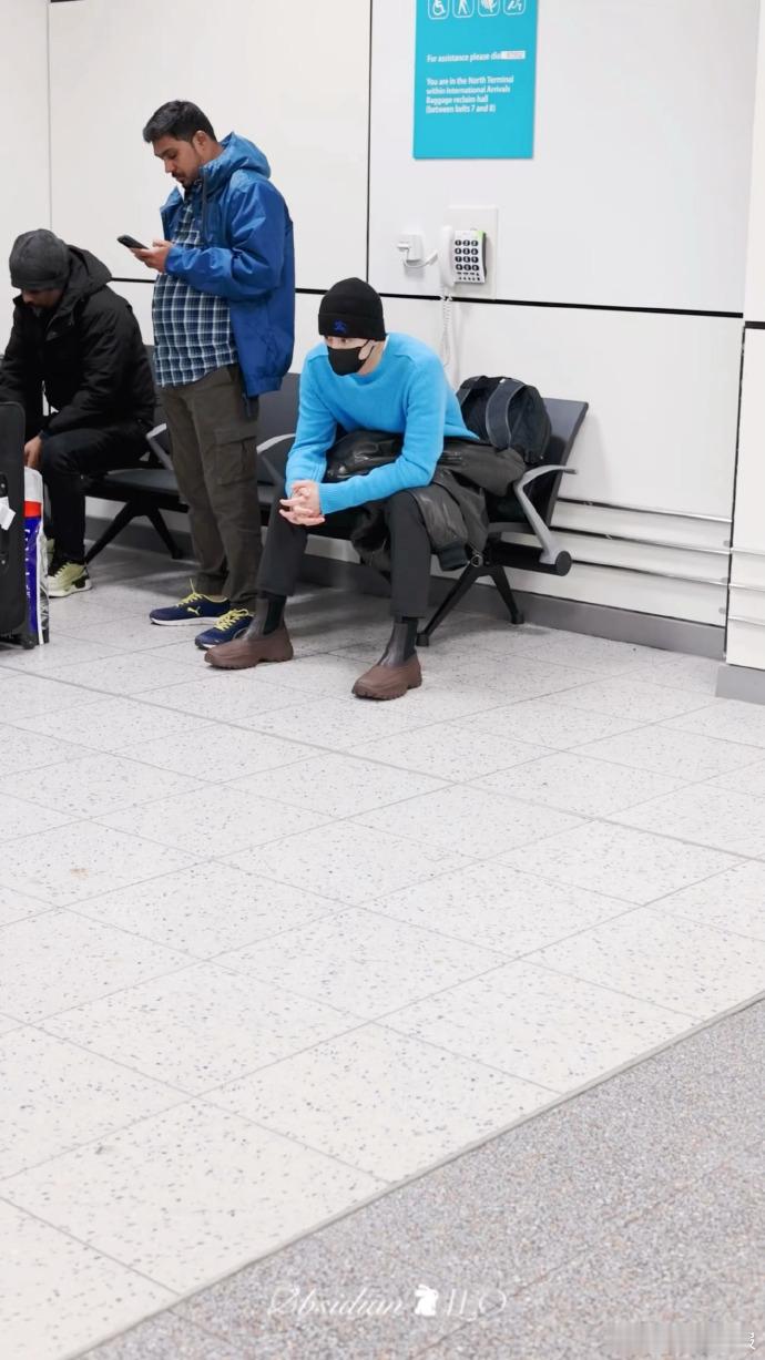 抵达伦敦机场的吴磊以冷帽造型亮相路透，简约风格与场景氛围契合，既显低调又不失亮点