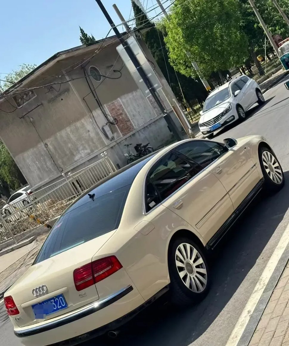 二手豪车能不能买呢？奥迪A8 4.2 FSI尊贵型，新车落地大概190万，如今在