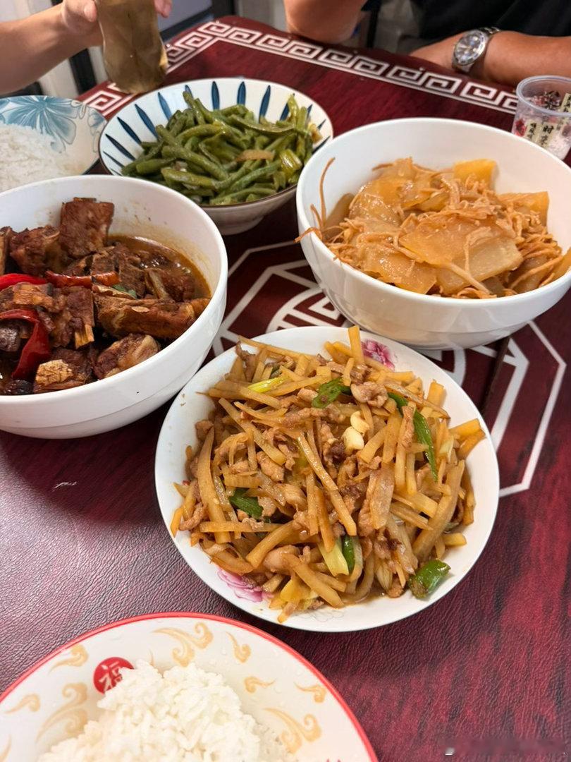 来姥姥家吃饭了[抱一抱][抱一抱] ​​​