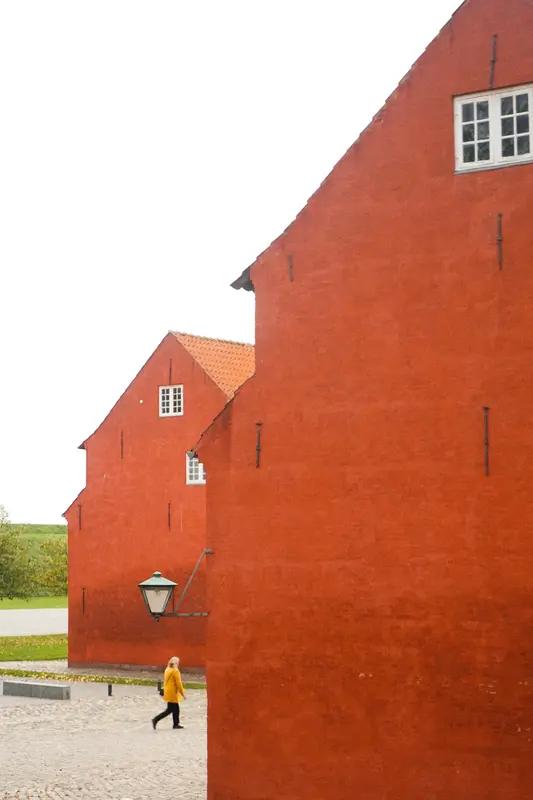 格陵兰岛居民在美欧博弈中态度鲜明。岛上约5.7万居民，85%是因纽特人，他们拒绝