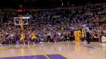 继续来一张科比接球就投的动图，这高度跟这弧度，8号科比正值巅峰！