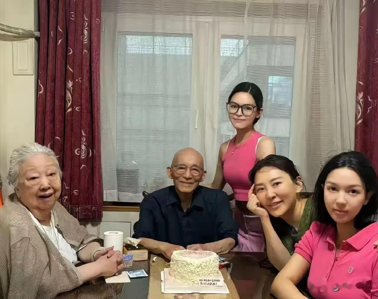 游本昌老爷子走了，走的挺安详。他演了一辈子济公，大家都觉得他活成了佛。但我知道，