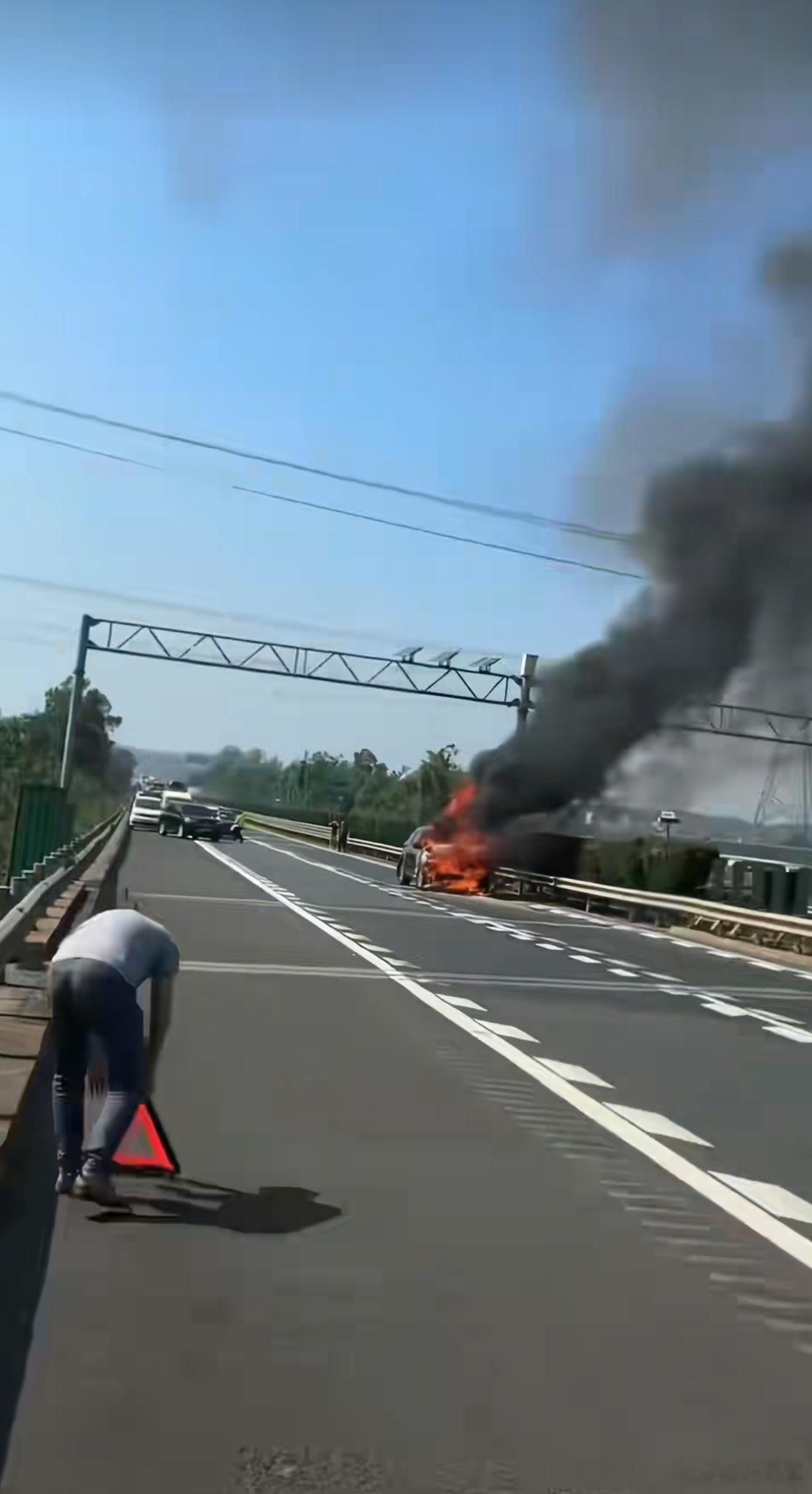 问界M8高速被追尾,后车起火。。。刷到一个视频，M8被高速追尾只是衣角微脏，而撞