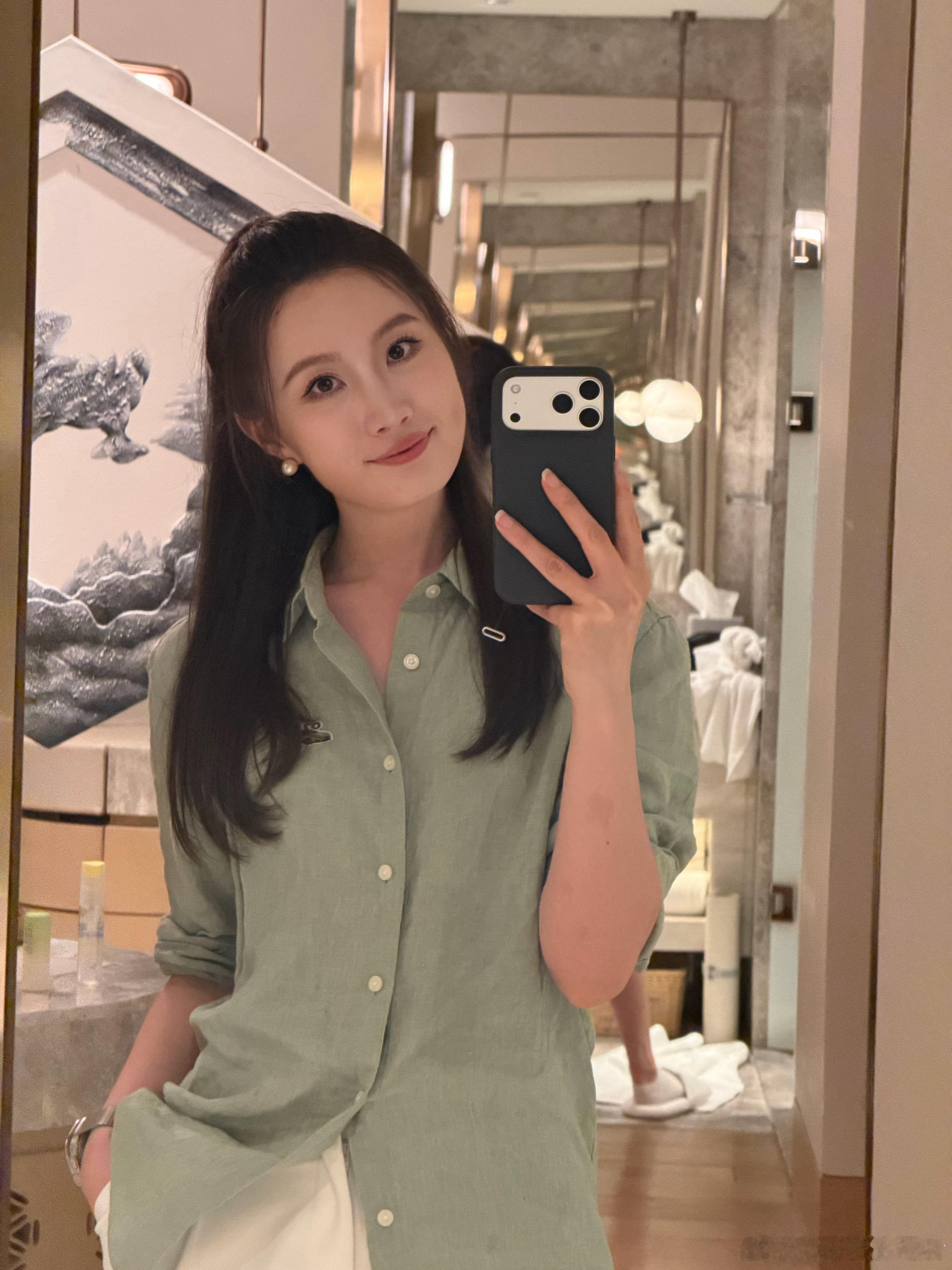 舍不得卸妆（化妆师的杰作）激动的睡不着（下午喝了咖啡）那就踏踏实实高兴一会儿吧