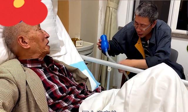 上海一位92岁的退休法官，独自住在一家养老院里。唯一的儿子四十多年前去了英国，现