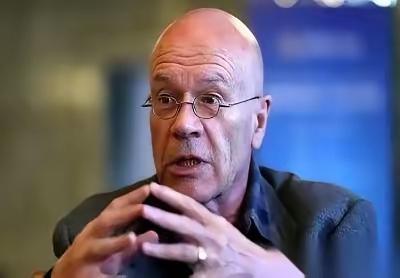 一个英国老头说，一个靠战争发家、才风光了一百来年的国家，居然敢在一个当了两千年世