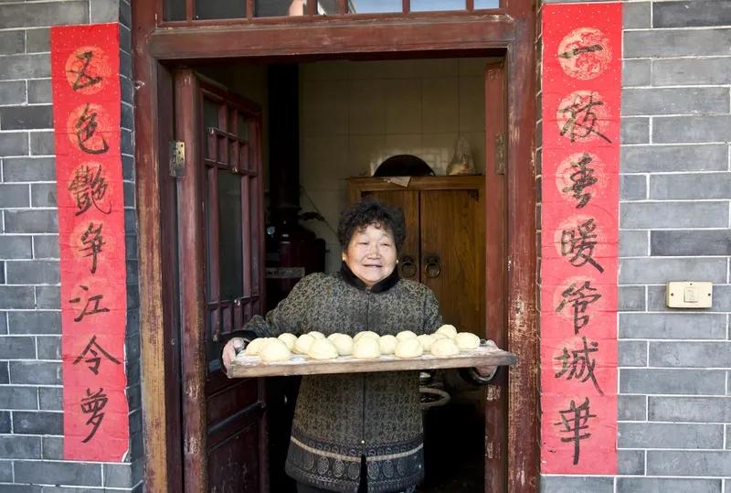 农村的年轻一代迁往城市，农村便没了接班人。中国的年轻一代旅居外国，中国就缺失了接