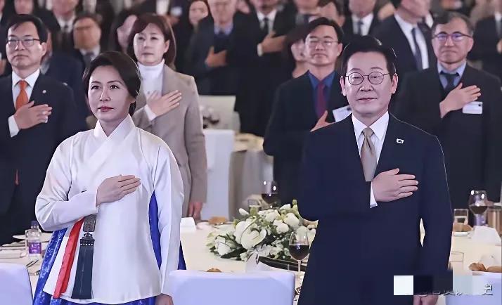 李在明访华这步棋，看着骚气实则全是算计！
 
正事不干先搞在华韩国人网友见面会，