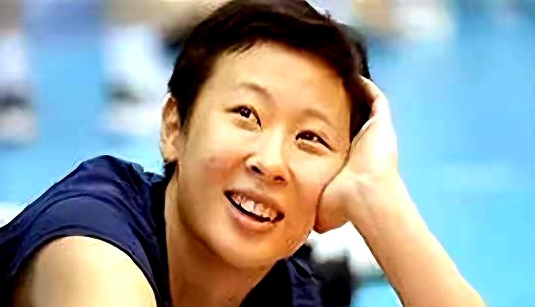 终场哨响时，泰国女排捧起亚锦赛冠军，评论区把郎导那句老话又翻出来：抓住高水平二传