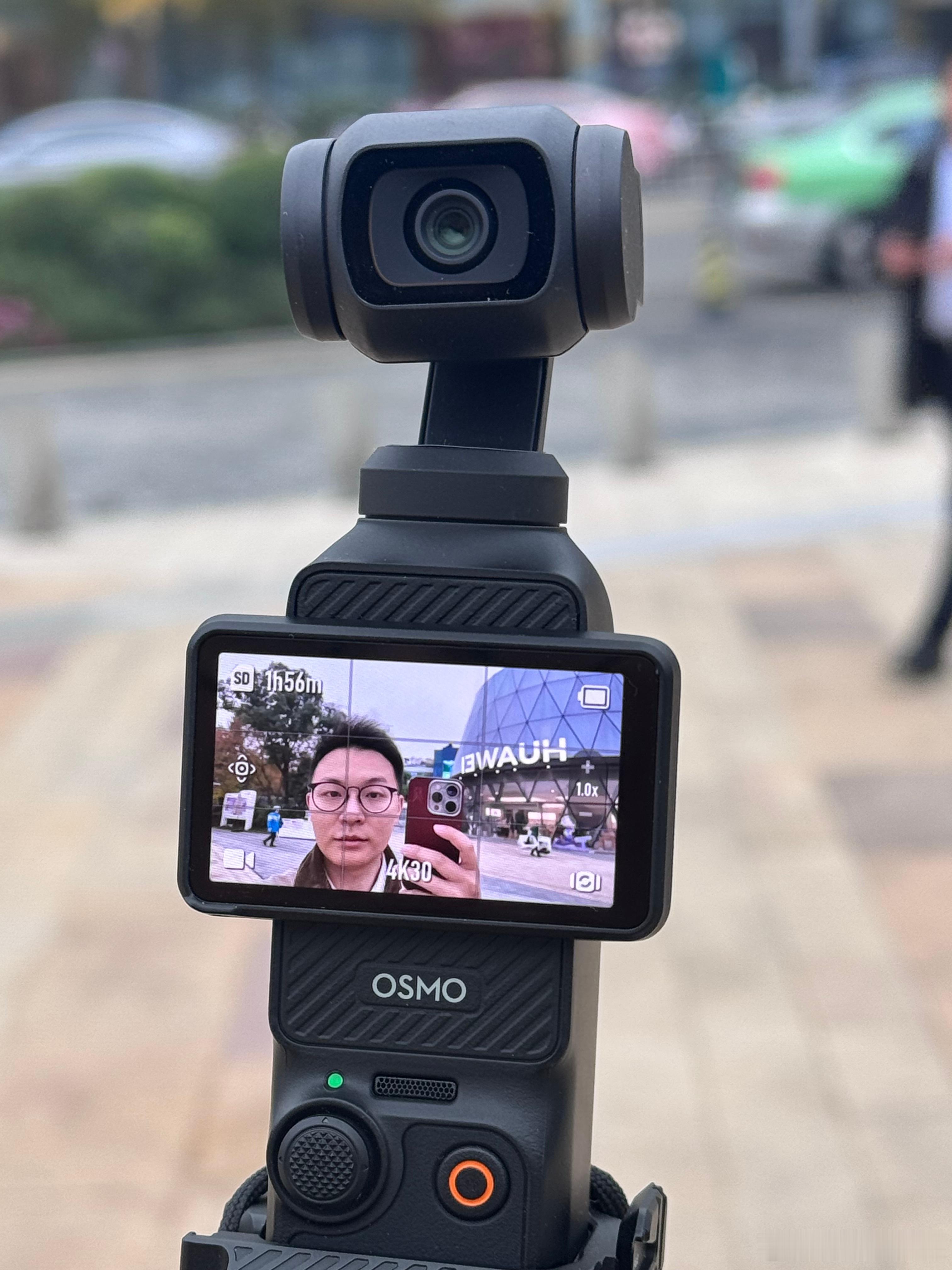 有了iPhone还用买大疆吗 其实 Pocket 和手机并不冲突，两者互补而非互